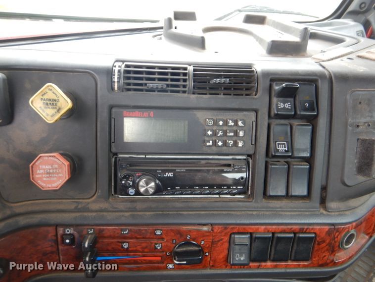 image for item DI2385 2000 Volvo VN semi truck