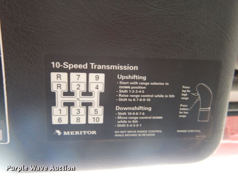 image for item DI2385 2000 Volvo VN semi truck