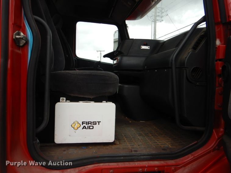 image for item DI2385 2000 Volvo VN semi truck