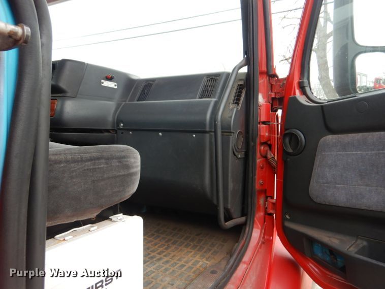 image for item DI2385 2000 Volvo VN semi truck