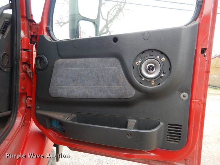 image for item DI2385 2000 Volvo VN semi truck