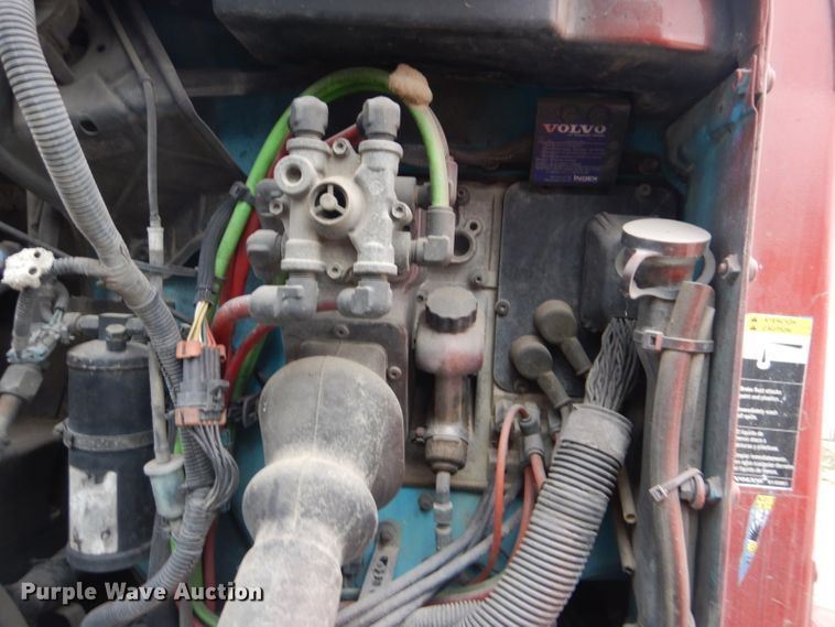 image for item DI2385 2000 Volvo VN semi truck