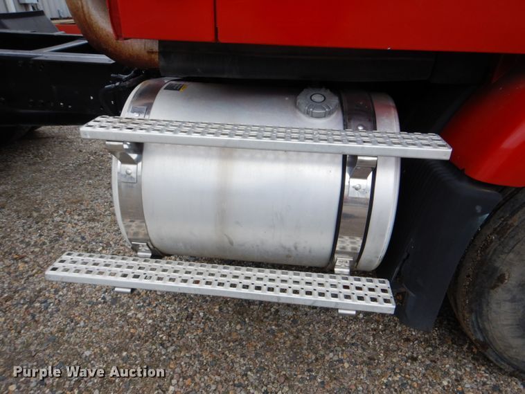 image for item DI2385 2000 Volvo VN semi truck