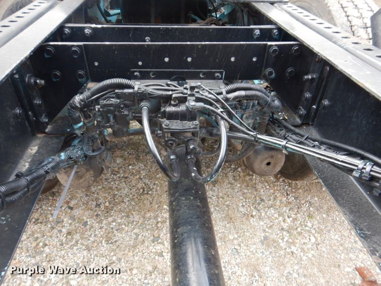 image for item DI2385 2000 Volvo VN semi truck