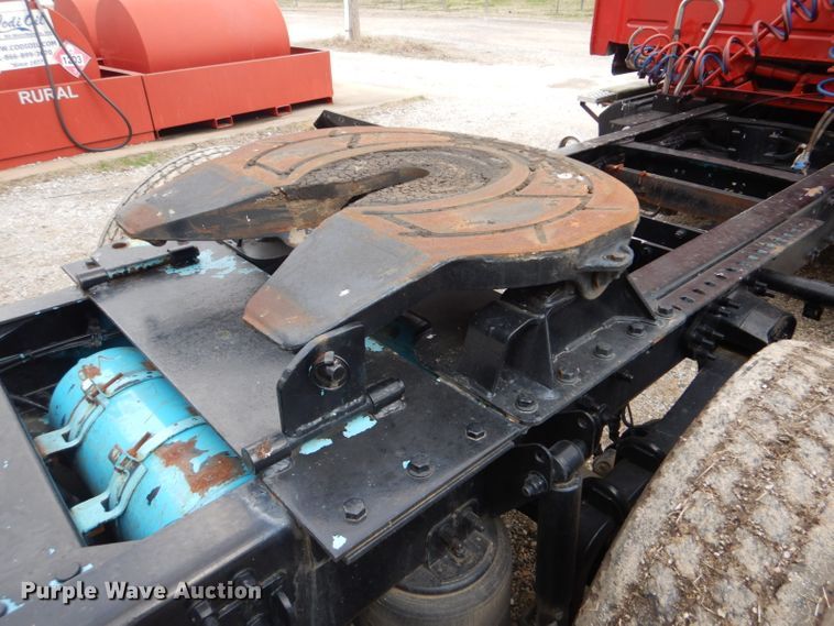 image for item DI2385 2000 Volvo VN semi truck