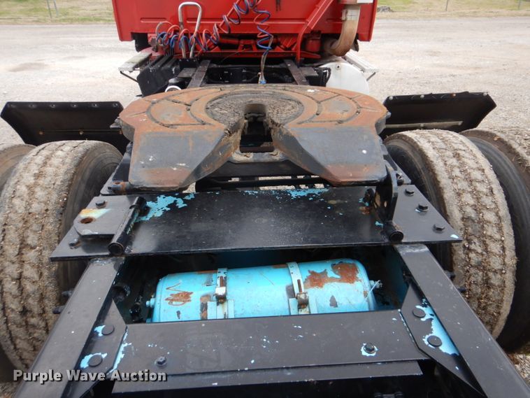 image for item DI2385 2000 Volvo VN semi truck