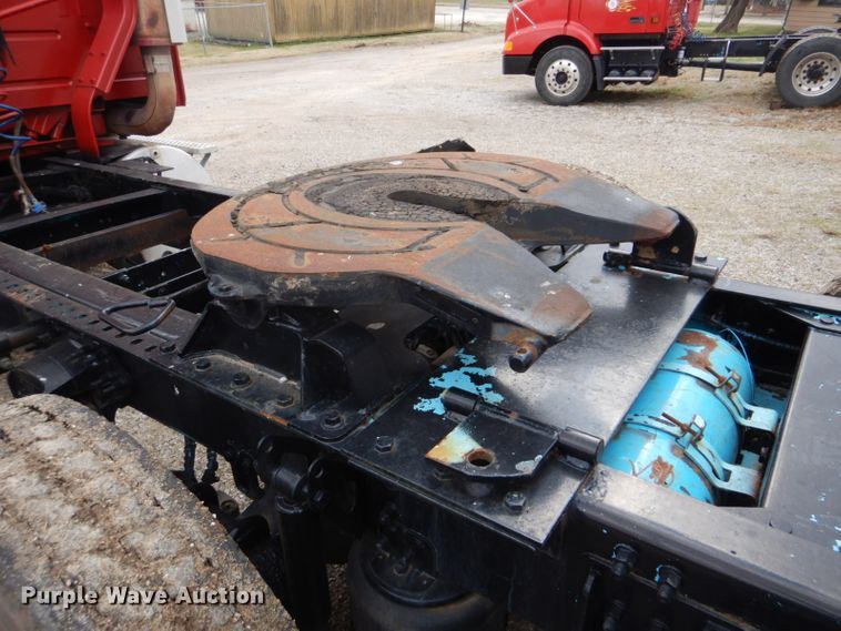 image for item DI2385 2000 Volvo VN semi truck