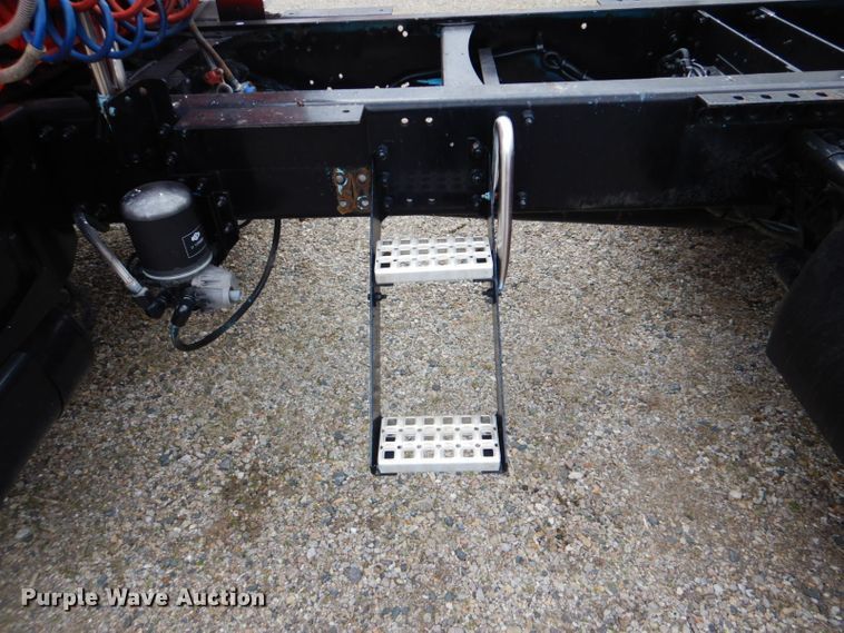 image for item DI2385 2000 Volvo VN semi truck