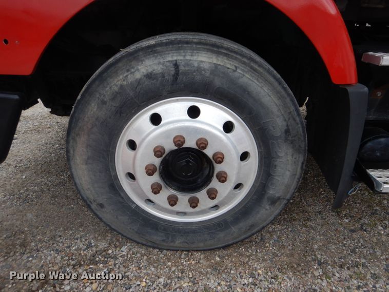 image for item DI2385 2000 Volvo VN semi truck