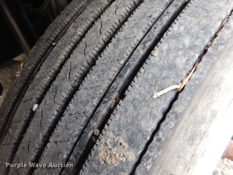 image for item DI2385 2000 Volvo VN semi truck