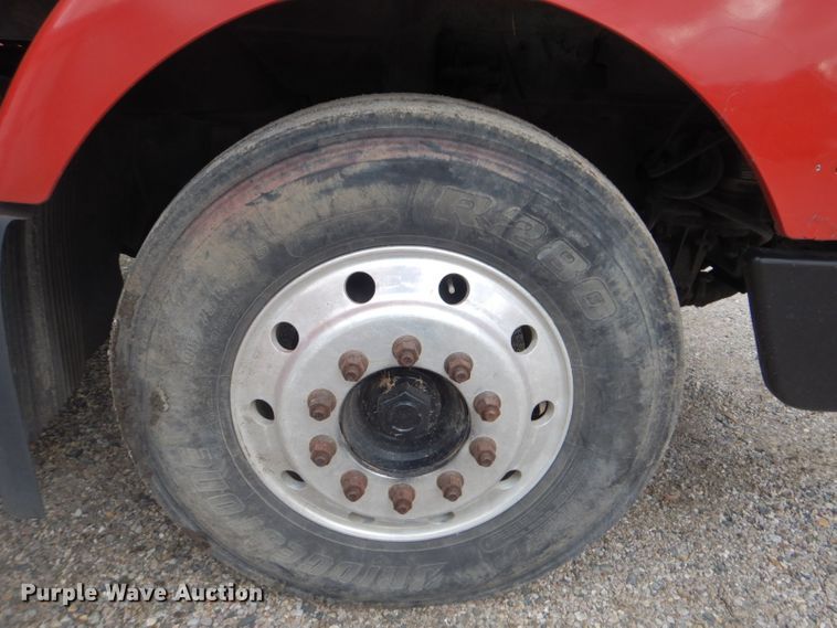 image for item DI2385 2000 Volvo VN semi truck