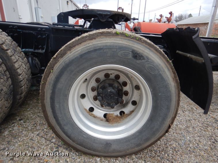 image for item DI2385 2000 Volvo VN semi truck