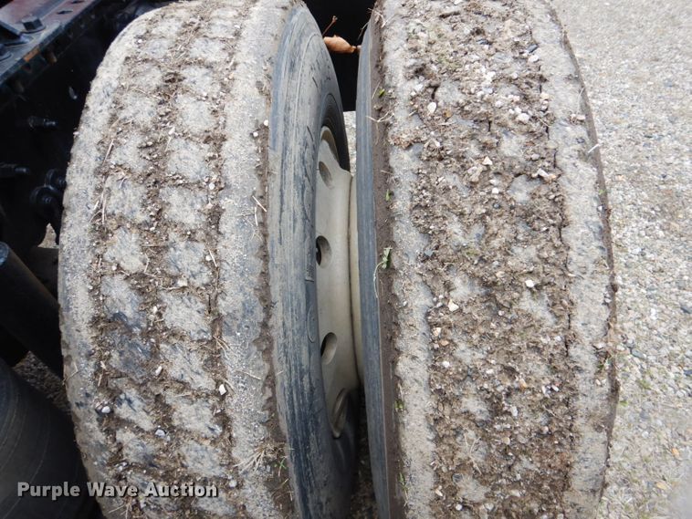 image for item DI2385 2000 Volvo VN semi truck