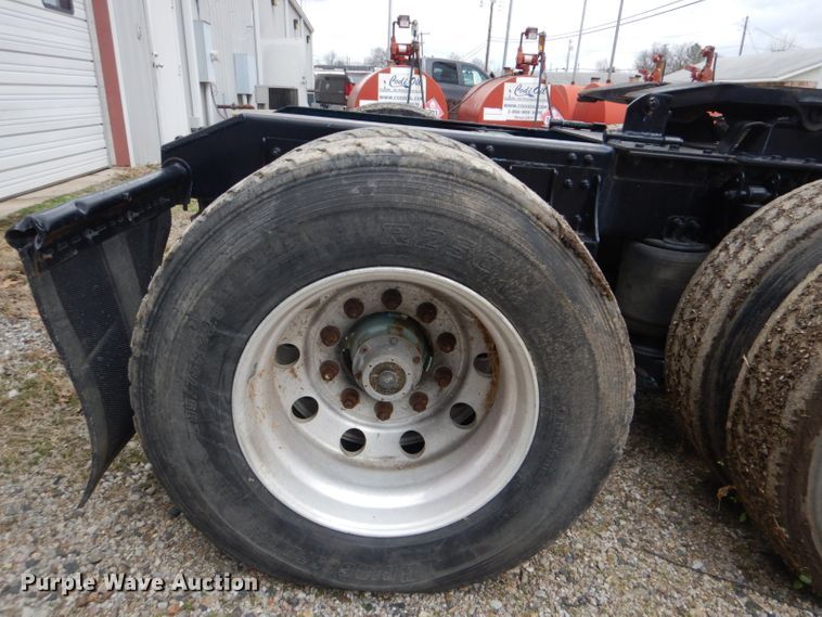 image for item DI2385 2000 Volvo VN semi truck