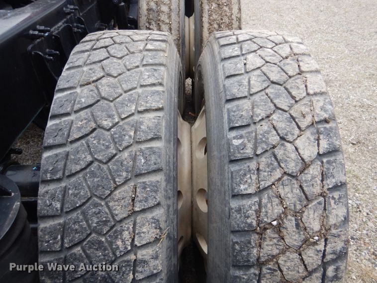 image for item DI2385 2000 Volvo VN semi truck