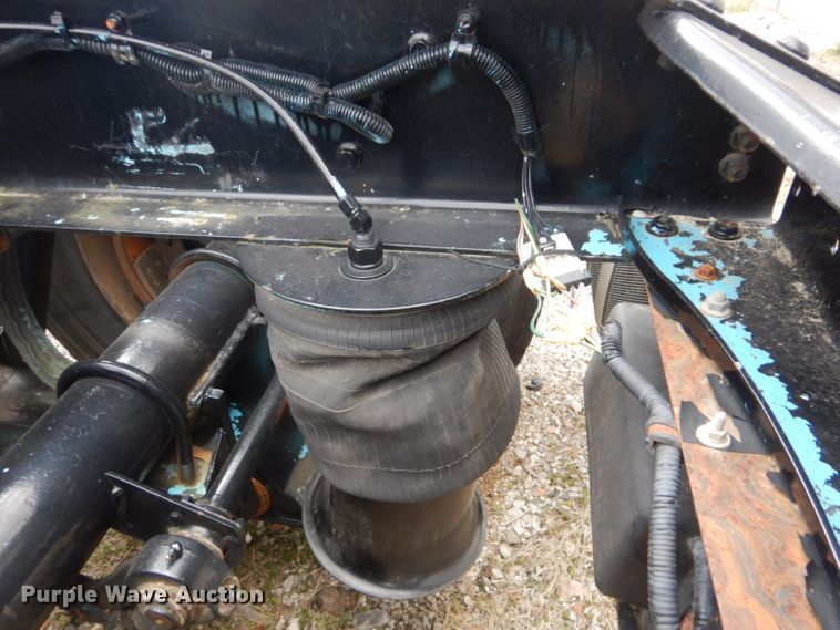 image for item DI2385 2000 Volvo VN semi truck