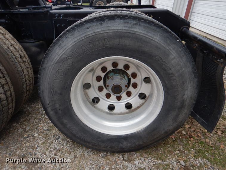 image for item DI2385 2000 Volvo VN semi truck