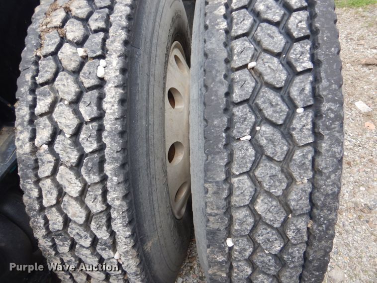 image for item DI2385 2000 Volvo VN semi truck