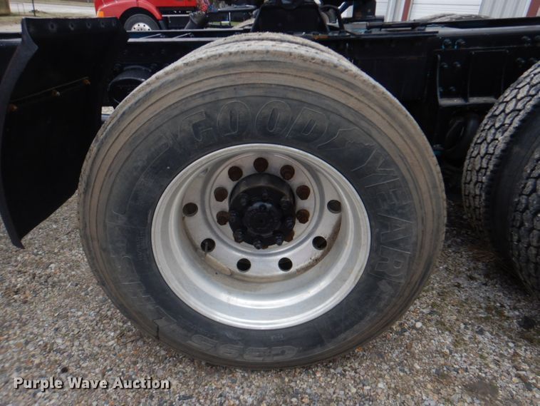 image for item DI2385 2000 Volvo VN semi truck