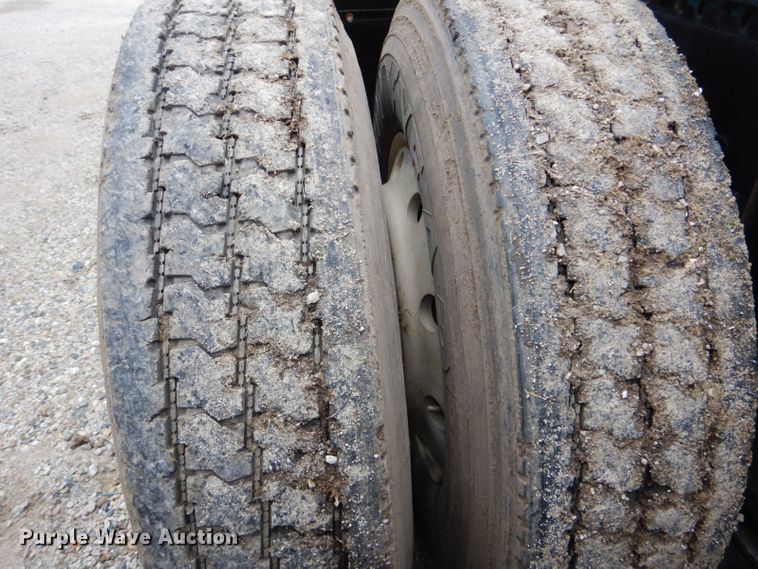 image for item DI2385 2000 Volvo VN semi truck