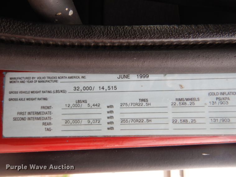 image for item DI2385 2000 Volvo VN semi truck