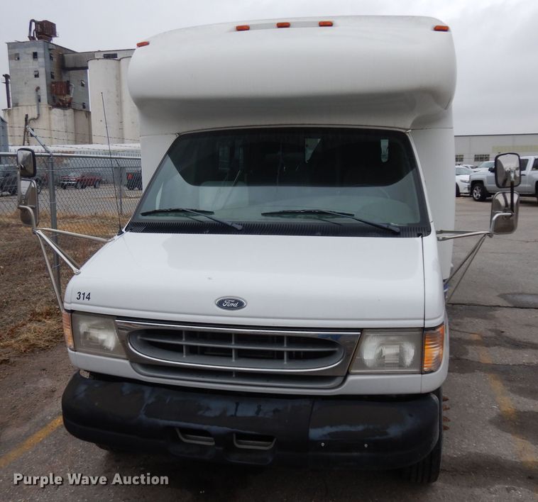 image for item ER9982 1999 Ford E450 Super Duty shuttle bus