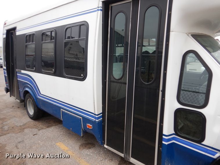 image for item ER9982 1999 Ford E450 Super Duty shuttle bus