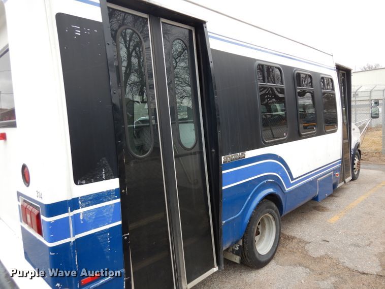 image for item ER9982 1999 Ford E450 Super Duty shuttle bus