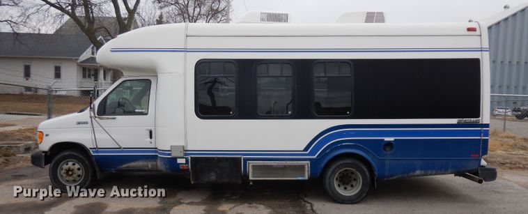 image for item ER9982 1999 Ford E450 Super Duty shuttle bus