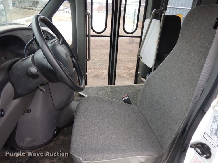 image for item ER9982 1999 Ford E450 Super Duty shuttle bus