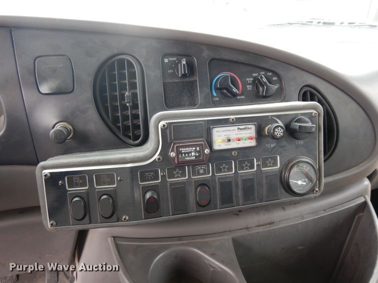 image for item ER9982 1999 Ford E450 Super Duty shuttle bus