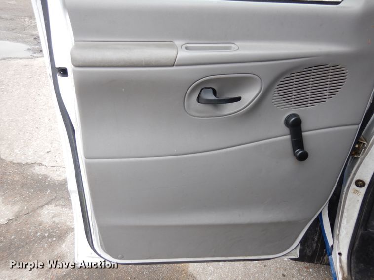 image for item ER9982 1999 Ford E450 Super Duty shuttle bus