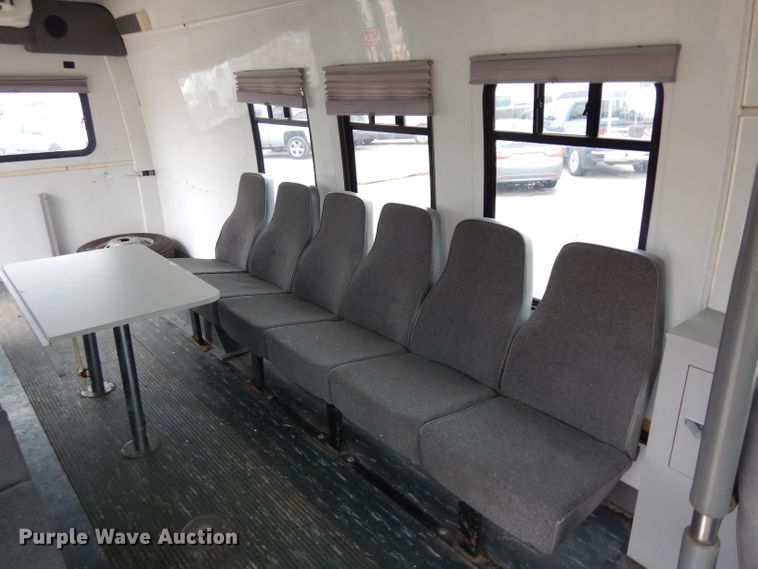 image for item ER9982 1999 Ford E450 Super Duty shuttle bus