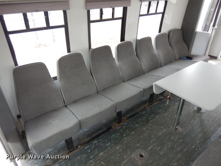 image for item ER9982 1999 Ford E450 Super Duty shuttle bus