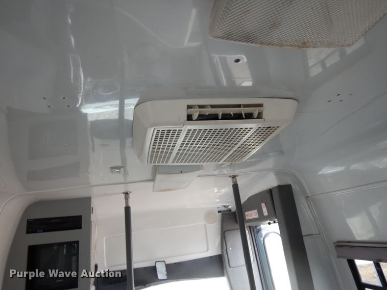 image for item ER9982 1999 Ford E450 Super Duty shuttle bus