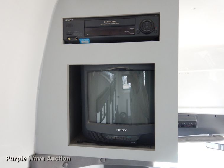 image for item ER9982 1999 Ford E450 Super Duty shuttle bus