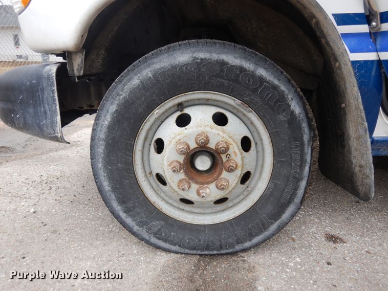 image for item ER9982 1999 Ford E450 Super Duty shuttle bus