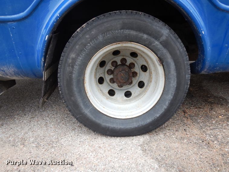 image for item ER9982 1999 Ford E450 Super Duty shuttle bus