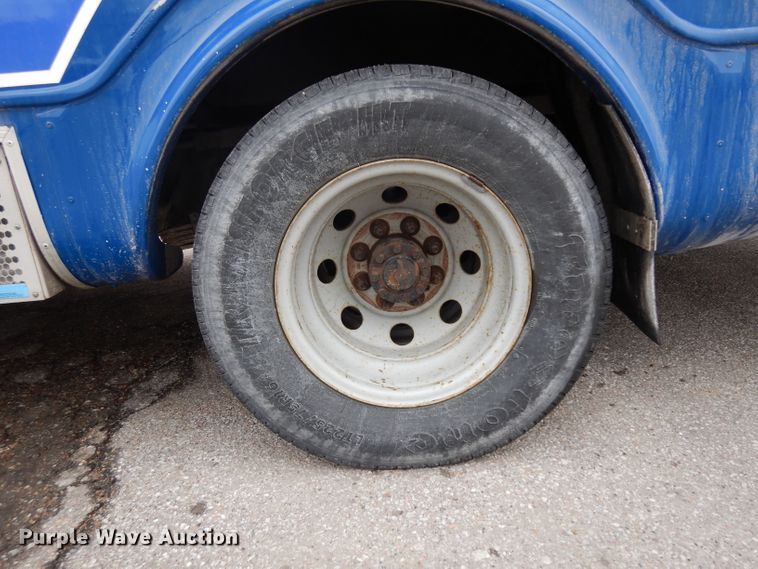 image for item ER9982 1999 Ford E450 Super Duty shuttle bus