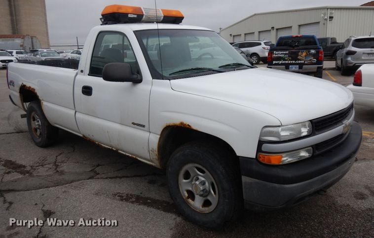 image for item ER9984 2002 Chevrolet Silverado 1500 pickup truck