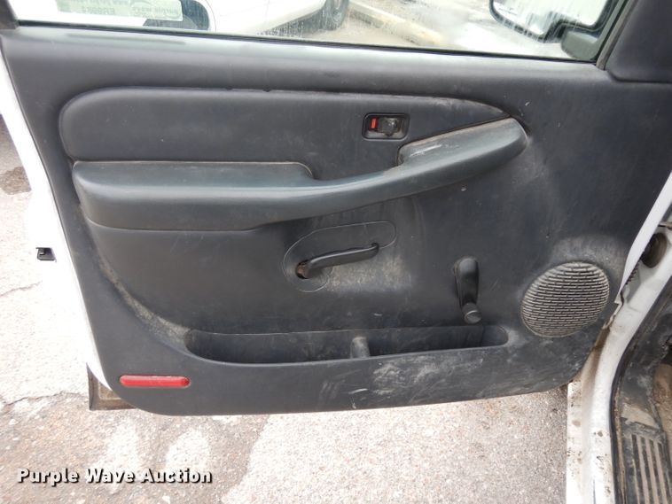 image for item ER9984 2002 Chevrolet Silverado 1500 pickup truck