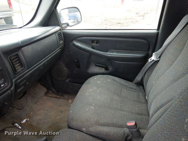 image for item ER9984 2002 Chevrolet Silverado 1500 pickup truck