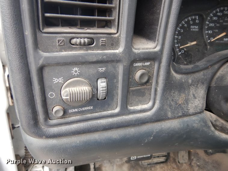 image for item ER9984 2002 Chevrolet Silverado 1500 pickup truck