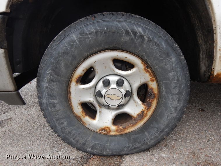 image for item ER9984 2002 Chevrolet Silverado 1500 pickup truck