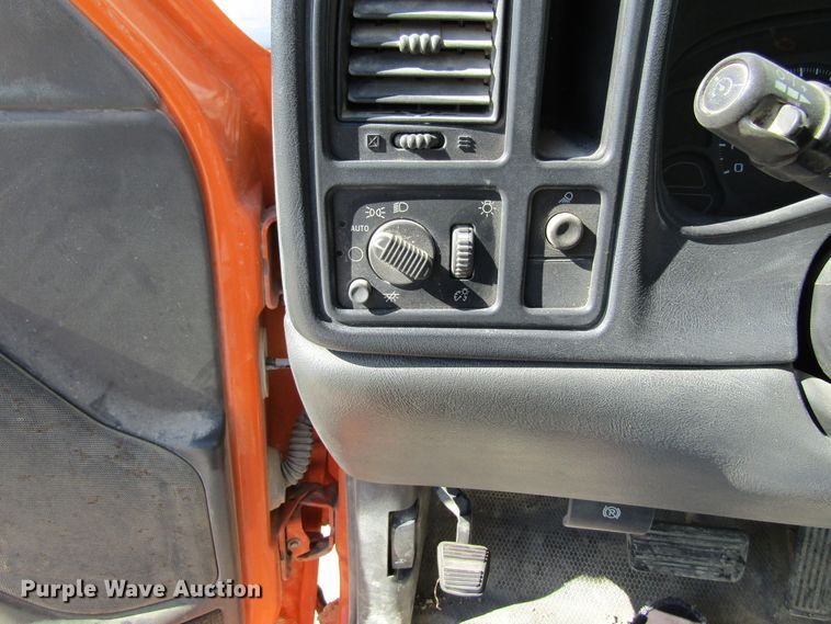 image for item FD9382 2003 Chevrolet Silverado 1500 pickup truck