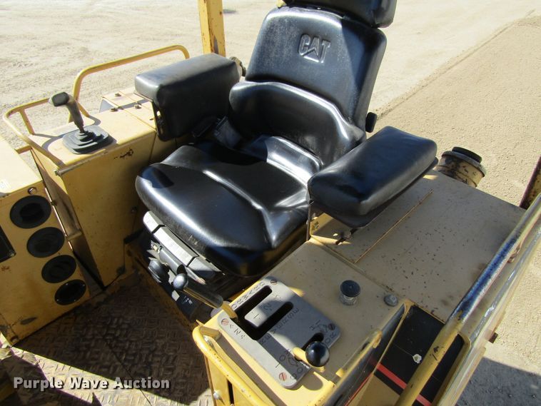 image for item FD9383 1994 Caterpillar D4C Series III dozer