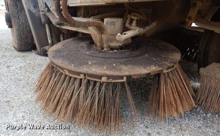 image for item FF9121 1992 Johnston Vanguard V3000SP street sweeper