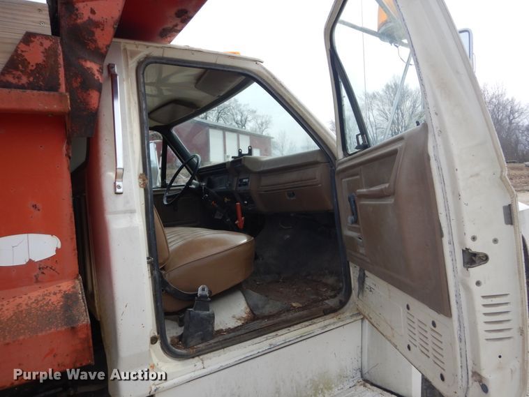image for item GB9814 1988 Ford F800 dump truck