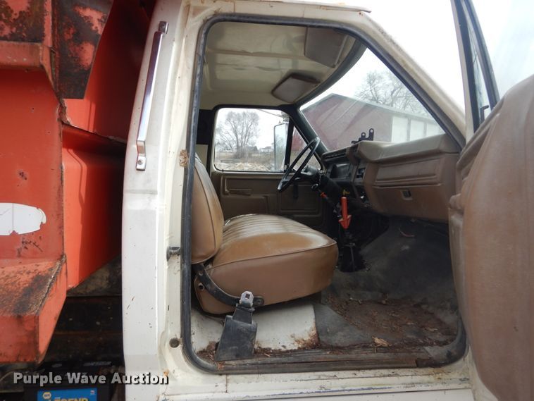 image for item GB9814 1988 Ford F800 dump truck