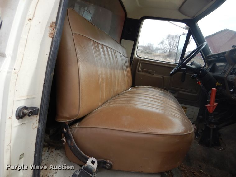 image for item GB9814 1988 Ford F800 dump truck